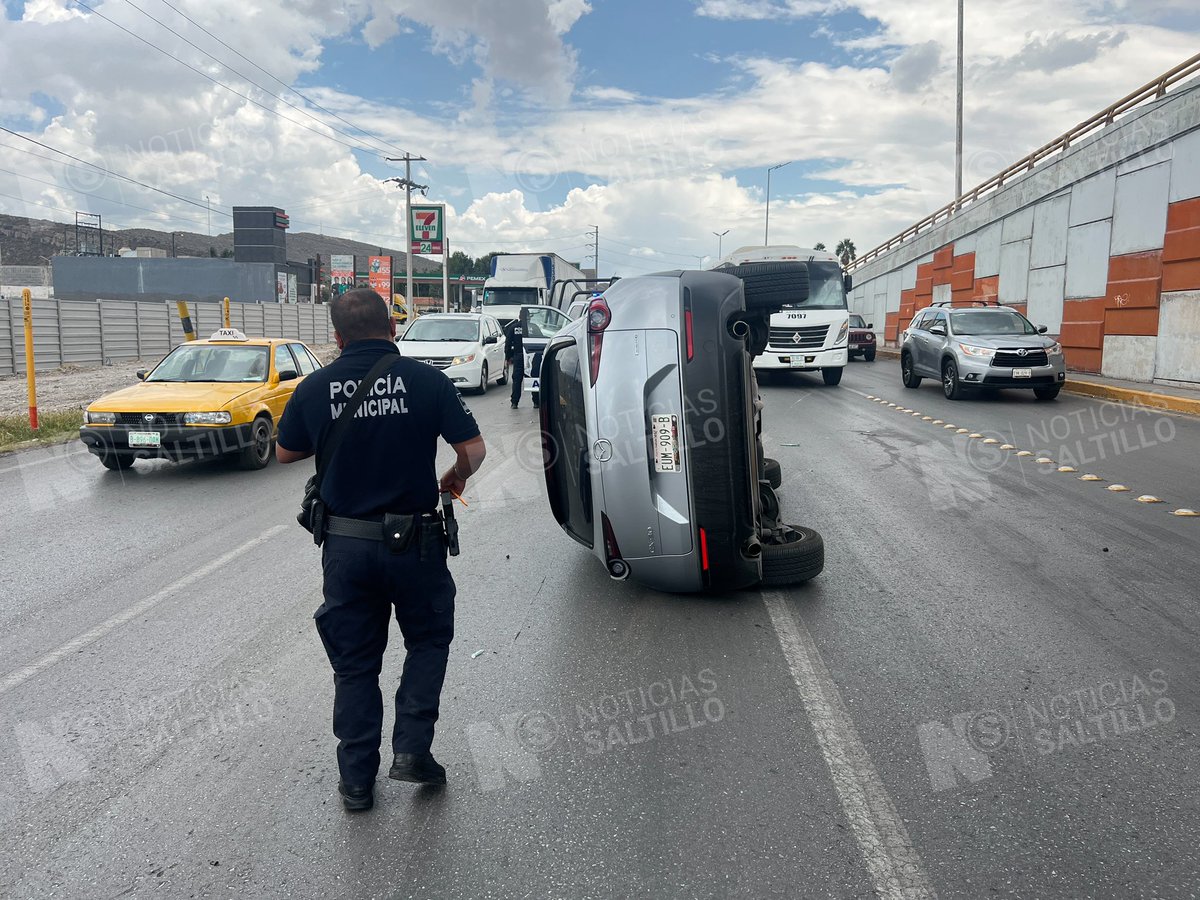 nSaltillo's tweet photo. Un fuerte accidente se registró en la carr. Saltillo-Monterrey, a la altura la carr. estatal Los Pinos, donde conductora de un Focus, quien manejaba a exceso de velocidad, perdió el control e impactó a una Mazda a la cual volcó, para luego meterse debajo de la caja de un trailer https://t.co/hNh4cVxxDt