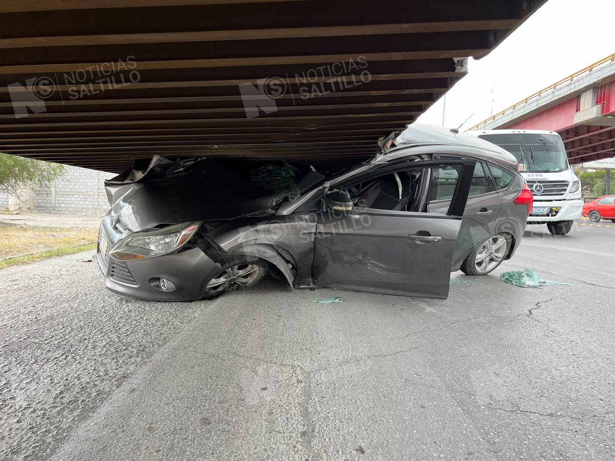 nSaltillo's tweet photo. Un fuerte accidente se registró en la carr. Saltillo-Monterrey, a la altura la carr. estatal Los Pinos, donde conductora de un Focus, quien manejaba a exceso de velocidad, perdió el control e impactó a una Mazda a la cual volcó, para luego meterse debajo de la caja de un trailer https://t.co/hNh4cVxxDt