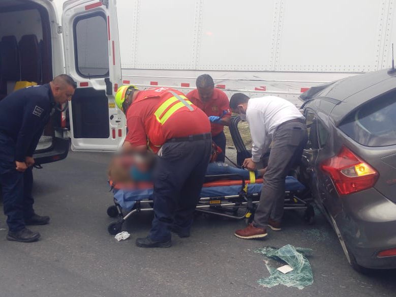 nSaltillo's tweet photo. Un fuerte accidente se registró en la carr. Saltillo-Monterrey, a la altura la carr. estatal Los Pinos, donde conductora de un Focus, quien manejaba a exceso de velocidad, perdió el control e impactó a una Mazda a la cual volcó, para luego meterse debajo de la caja de un trailer https://t.co/hNh4cVxxDt