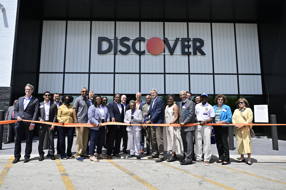 chicagosamir's tweet photo. Ribbon cutting w/ @chicagosmayor at new @Discover customer care center in #Chatham - will employ 1000 from the South Side w/ benefits &amp; college tuition.  As CEO Roger H says "The South Side is good for business." This is their top performing center in the US! #InvestSouthWest https://t.co/aF6SB2IYl4