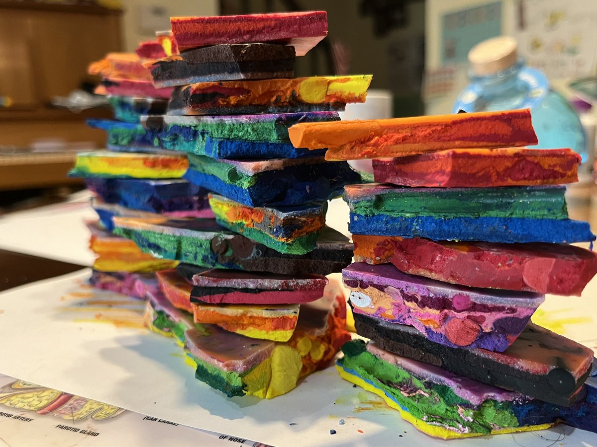 家中のもう使わないクレヨンを娘と剥いて これからオーブンで溶かして一枚の板にします 溶かしてどうするの Togetter