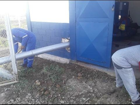 HIDROFALCON's tweet photo. Trabajos de mantenimiento realizó #EquipoDeAzul en E/B Urumaco, continuando con #PlanDeRecuperación de sistemas hídricos impulsado por @NicolasMaduro, en conjunto con  #AlcaldíaDeUrumaco y el @GobVictorClark bajo instrucciones del @MinAguasVeny @andresmmigente https://t.co/bK974KfoyL