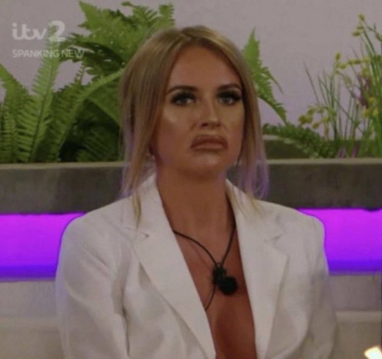What the fuck michael owen is 1000% in lauras earpiece why does she love them so much #LoveIsland