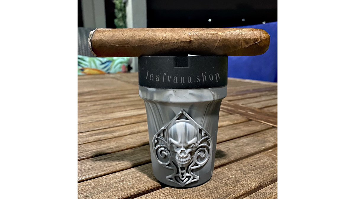 😗💨💨💨
•
#cigar #cigars #cigaraficionado
#cigarlife
#cigaroftheday #botl #cigarporn
#cigarsociety #cigarlover #sotl #cigarsnob #leafvana #ommanicigars