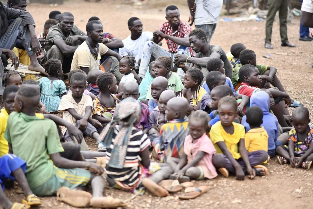 UNICEFGhana's tweet photo. In a settlement in Sapelega, Bawku West District🇬🇭 UNICEF met children and their families from Burkina Faso🇧🇫 who have endured extreme poverty &amp; malnutrition. @_GHSofficial conducted immunizations and will organize child- health &amp; nutrition screening.#ForEveryChild, hope https://t.co/jYZ7TCLnEX