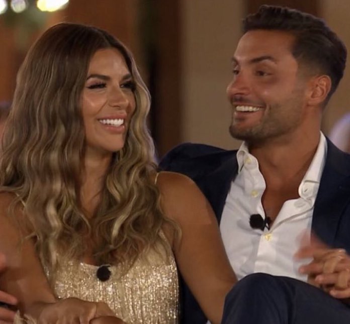 LilaMedlock's tweet photo. MUM AND DAD FUCKING WON #LoveIsland https://t.co/DKb6GrIARO