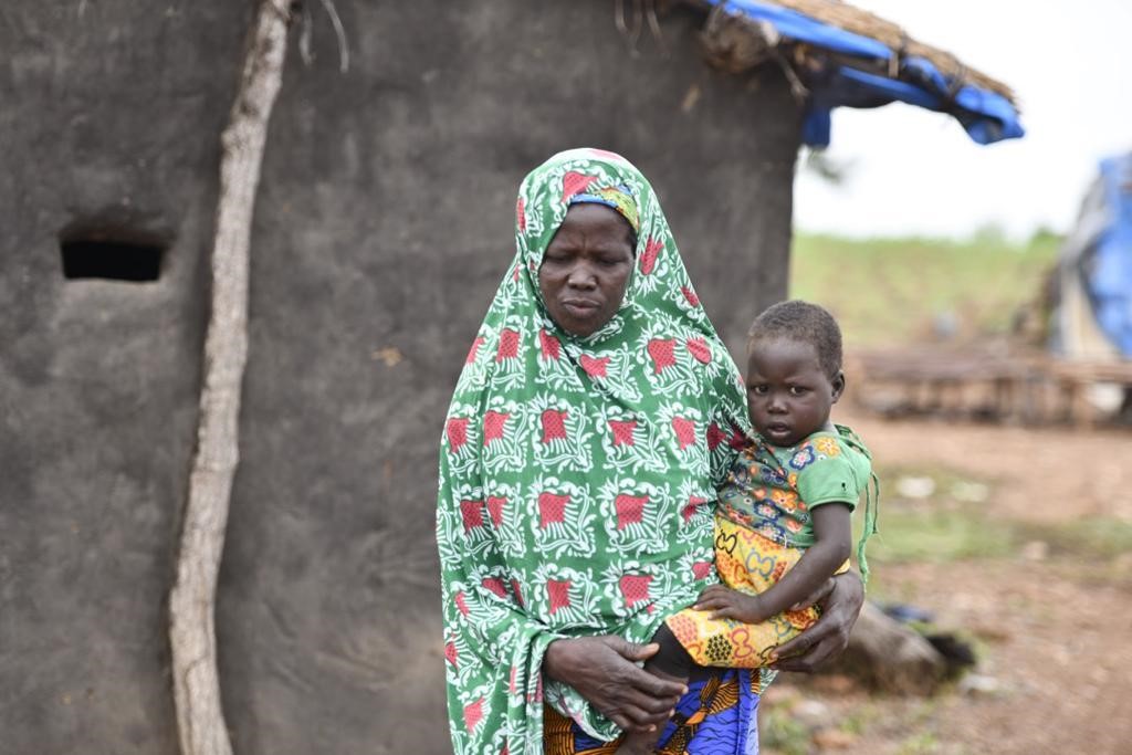 UNICEFGhana's tweet photo. In a settlement in Sapelega, Bawku West District🇬🇭 UNICEF met children and their families from Burkina Faso🇧🇫 who have endured extreme poverty &amp; malnutrition. @_GHSofficial conducted immunizations and will organize child- health &amp; nutrition screening.#ForEveryChild, hope https://t.co/jYZ7TCLnEX