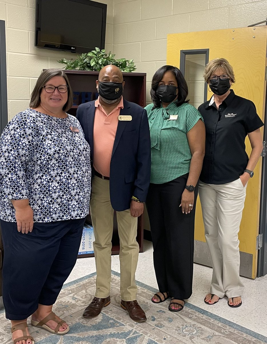 FHES had a great start to the 2022-2023 school year!  Happy to see Mr. Roundtree when he stopped by today!  #FHES_TWEET #fheswolfpack