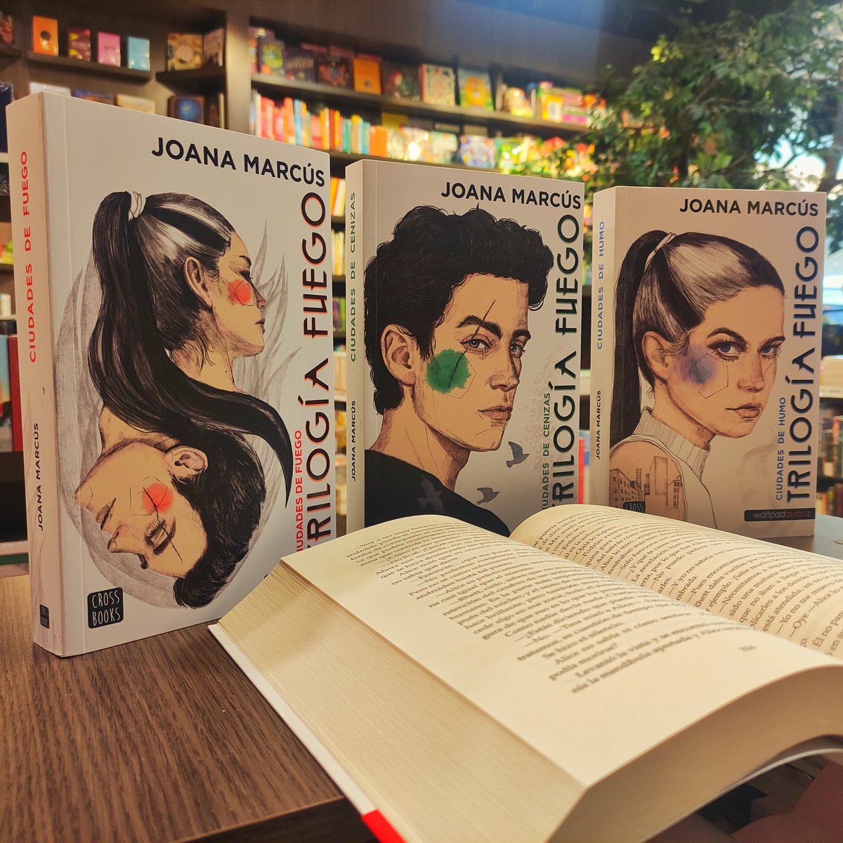 LibreriaEHDLM's tweet photo. Novedades Hombre de la Mancha
La trilogía fuego de @joanamarcusx llego a nuestra librería, ciudades de fuego es una colección de 3 libros que te atraparan hasta no conocer el fin de cada uno. 
@PlanetaLibrosCo
#planeta #Ciudadesdefuego #Triologíadefuego #Crossbooks #Novedad https://t.co/1ShNDDFGKg