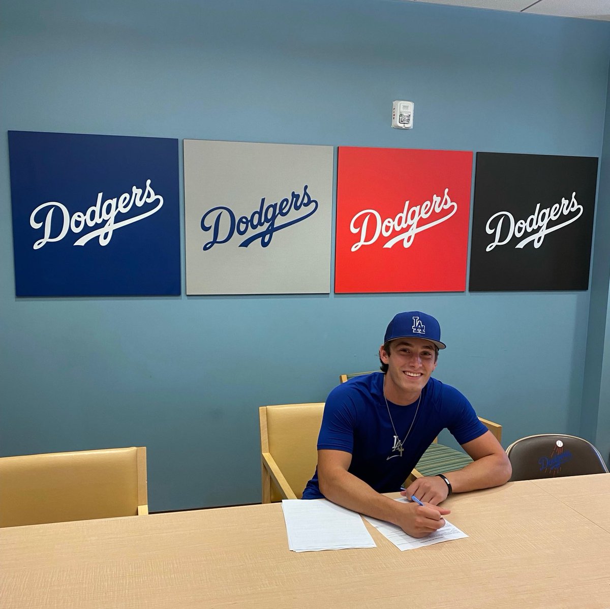 ⁦What a day for ⁦<a href="/5StarGLMWScout/">5 Star National - Great Lakes/Midwest 2026</a>⁩ alumni ⁦<a href="/CameronDecker16/">Cameron Decker</a>⁩ signing with the Dodgers today! Go live your dream kid. Proud 🐼 #theydontknow, #whos next