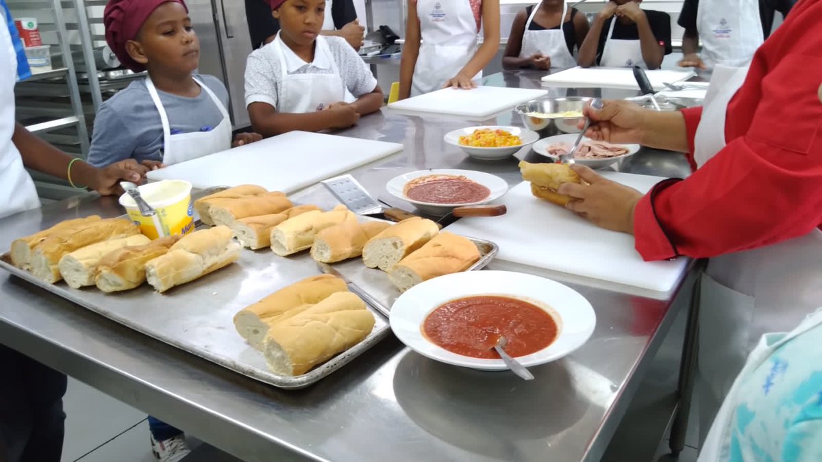 DraMariaASanta1's tweet photo. Incentivar a nuestros niños y niñas que la cocina es un arte en ⁦@SuperateRDO⁩ nos comprometemos ⁦@GloriaReyesG⁩ https://t.co/My1QYIjY3G