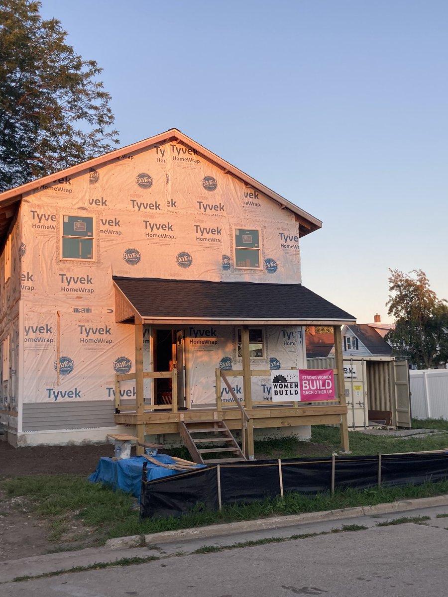BareaLeigh's tweet photo. Great night with Habitat for Humanity of Kenosha with the @uwparkside Bold Leaders for #WomenBuildWeek! 💪🏼🏡 https://t.co/r7KlJhEUdD