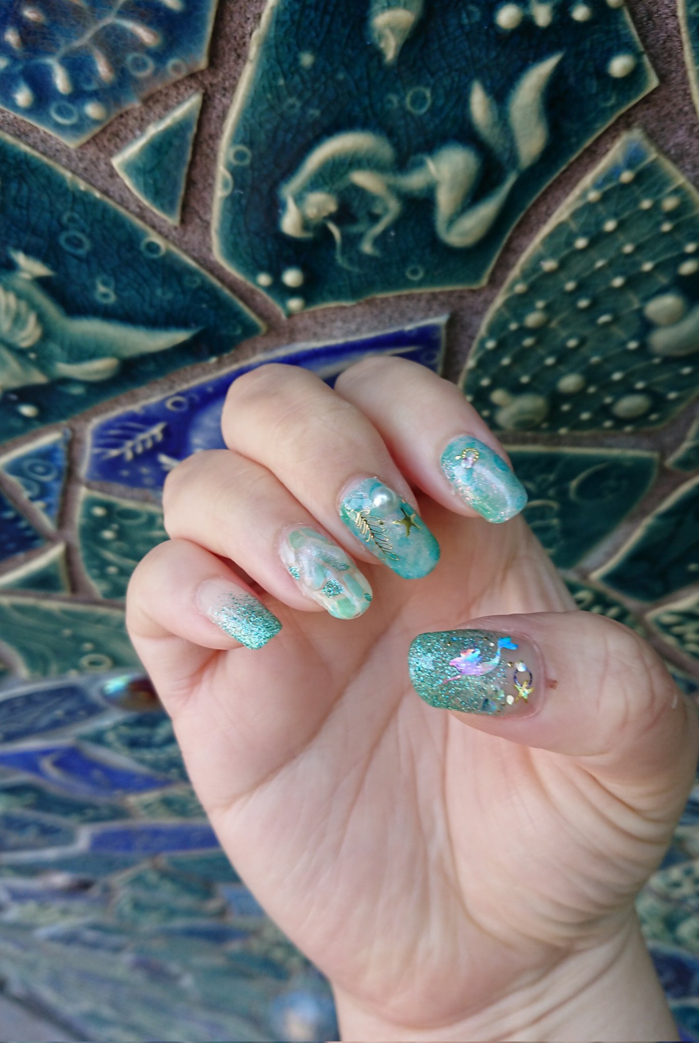 イチ 今回のネイルはディズニー用に Ohoraのディズニーコラボ アリエル カスタムジェルやディズニーストア で購入したアリエルのネイルシールでアレンジ 親指はパールを足して 隠れ ミッキー風 夏らしいし マメラグらしいし 可愛いです