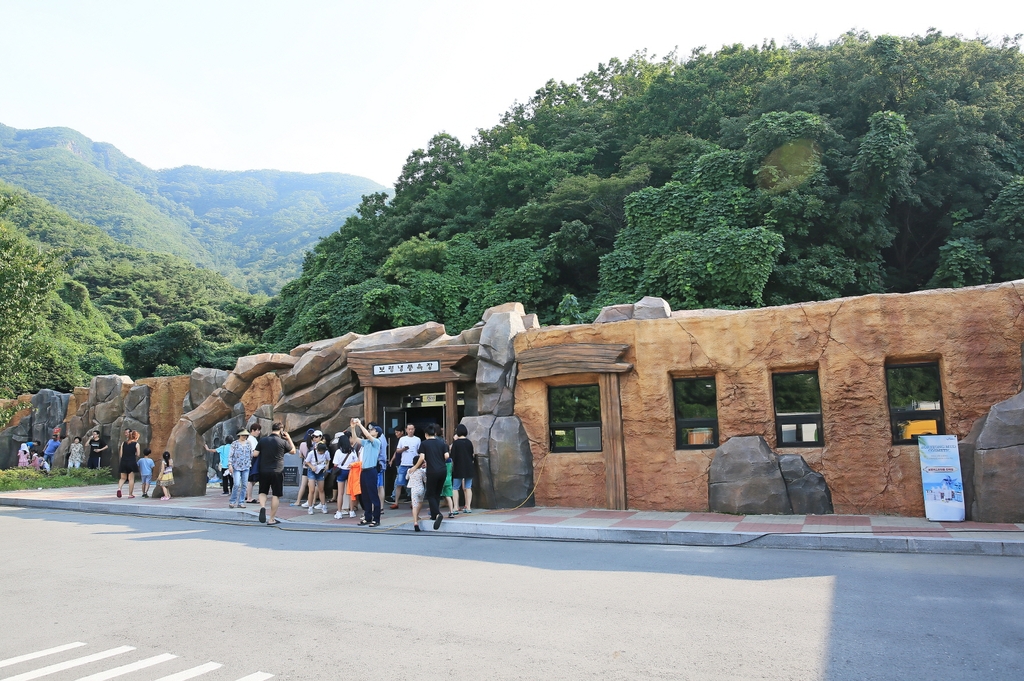 kvibe_yonhap's tweet photo. Boryeong City will be operating a "half-day tour," a local inland tour program that can be enjoyed during the "2022 Boryeong Sea Mud Expo" held in the #Daecheon Beach area 👏👏
#Boryeong #Boryeongseamudexpo #trip #korea
https://t.co/OEqeHYDTrj https://t.co/bQKEjBoK9f