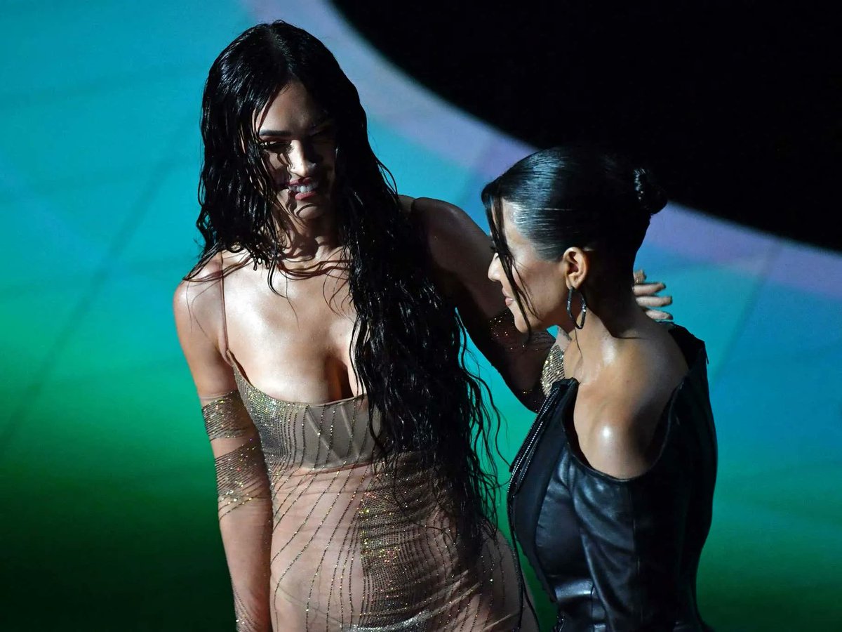 Megan Fox Posted Behind The Scenes Photos From Her Skims Underwear Shoot With Kourtney Kardashian And They Are SIGNIFICANTLY Racier Than The Originals barstoolsports.com/blog/3426916/m…