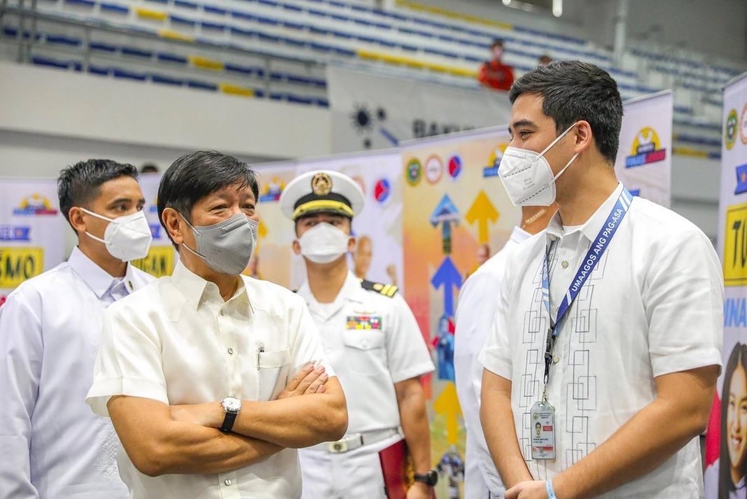 bongbongmarcos's tweet photo. Tayo ay nagagalak na makiisa sa programa ng Kagawaran ng Kalusugan, ang PinasLakas! Ating binigyang-diin na kailangan ng bawat mamamayan ang bakuna at booster shots upang makabangon tayo sa pandemyang ito. https://t.co/9MST4qSmrW