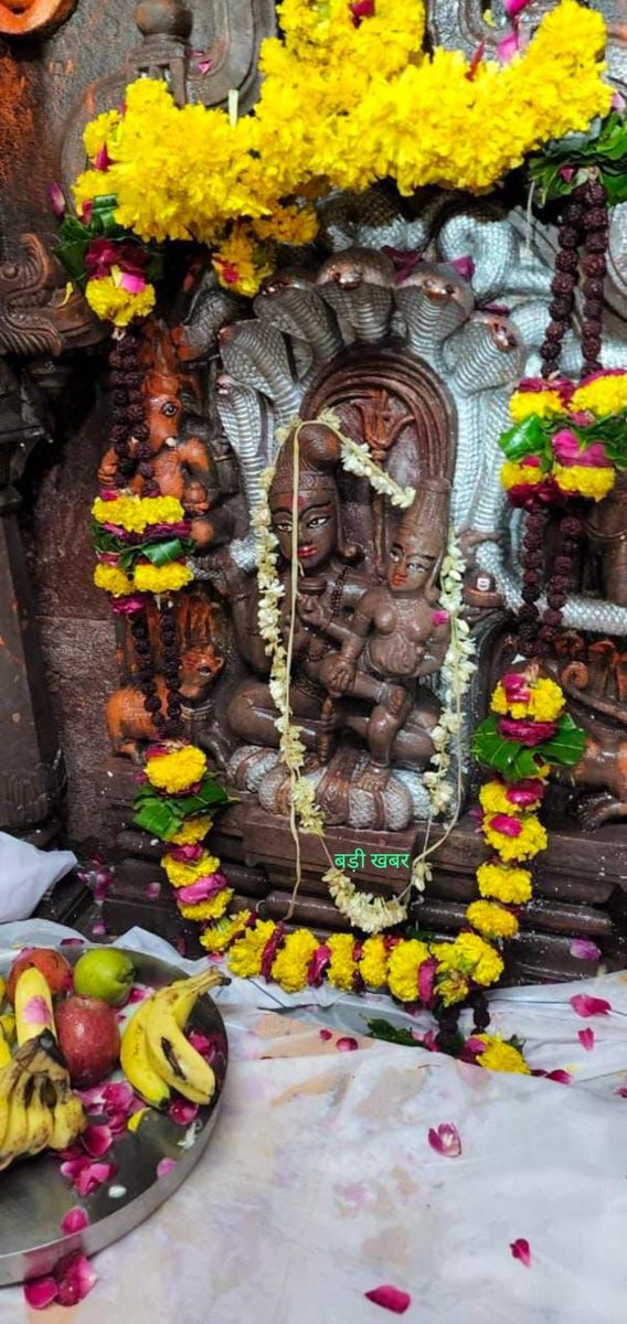 *वर्ष में एक बार नागपंचमी के दिन खुलते हैं महाकाल मंदिर उज्जैन में दूसरे तल में विराजे श्री नागचन्द्रेश्वर भगवान।*

नागपंचमी पर्व की मध्यरात्रि 12 बजे से लेकर अगले रात को 12 बजे तक भगवान के पट खुले रहते हैं।आपको *नांग पंचमी की हार्दिक शुभकामनाएं*