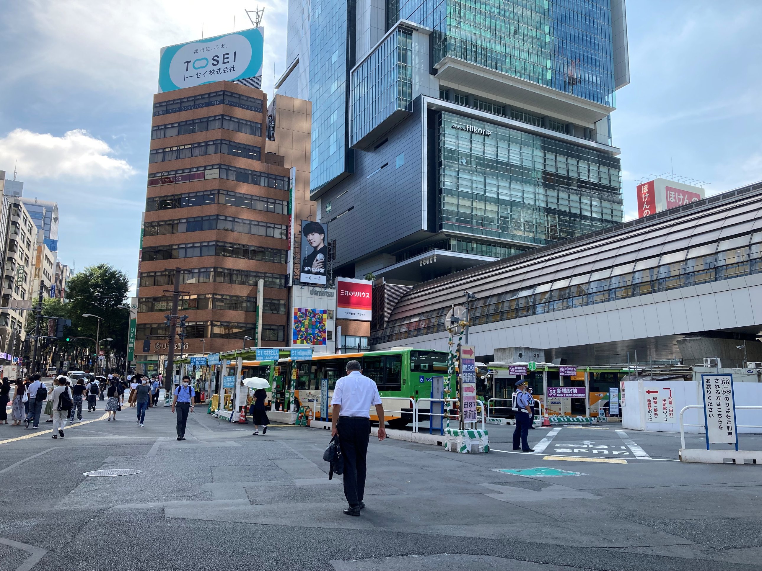 紅ミュージアム テーマ展示 昭和のレトロ小さいコスメ 9 27 写真左手に見える都バス51番乗り場から 都01新橋駅前行 赤坂アークヒルズ行 Rh01六本木ヒルズ行 六本木けやき坂行にご乗車ください 最寄りの南青山7丁目までは２停留所です 紅