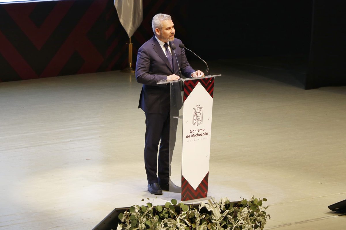 INEA_Mich's tweet photo. En el Teatro “Morelos”, el Mtro. Alfredo Ramírez Bedolla, Gobernador del Estado, presentó el PLADIEM 2021-2027, para mayor efectividad en el actuar y realización de acciones de los funcionari@s del Gobierno Estatal, donde estuvo la Profra.Sandra Luz Valencia, Enlace de #INEAMich. https://t.co/W9skjp5wfp