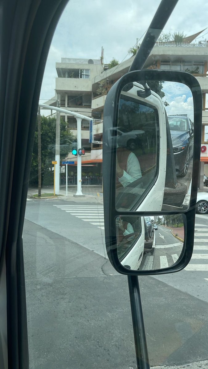 Tuve un desperfecto con mi carro, pero ya voy en grua, amiguitos.