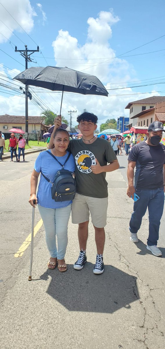 Pese a todas las dificultades físicas, esta educadora camina junto a su hijo para pelear por las cosas básicas que necesita el Panameño y que tu SENTADO desde la comodidad de tu casa y detrás de un celular críticas y críticas sin mover un dedo.... Pero así es Mi País..