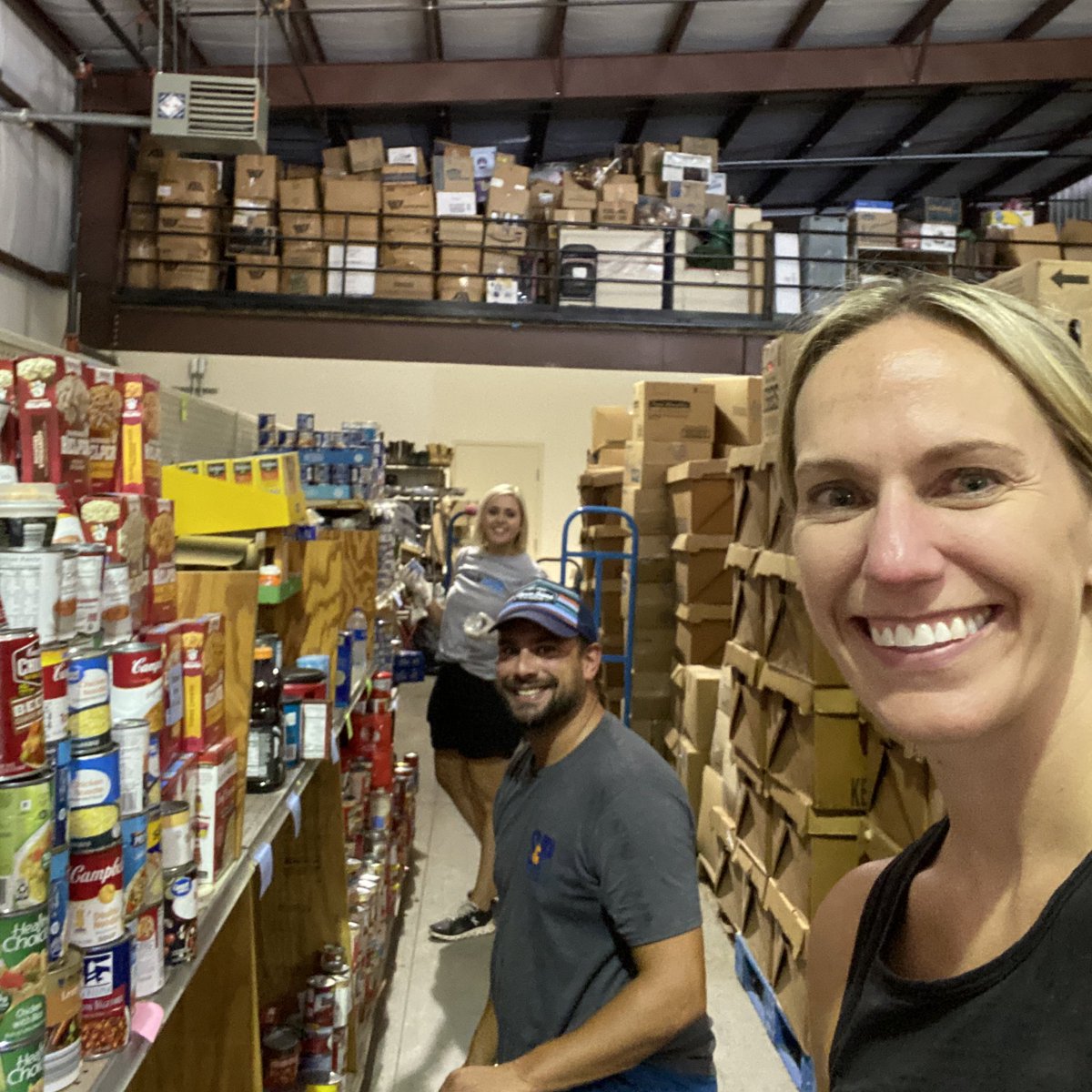langford_stacey's tweet photo. Feels good to spend the afternoon giving back alongside our @TNBankers #TNYoungBankers board helping sort food at Portland Cares to prepare for a busy season of giving @c_latham94 https://t.co/retbzMUO5U