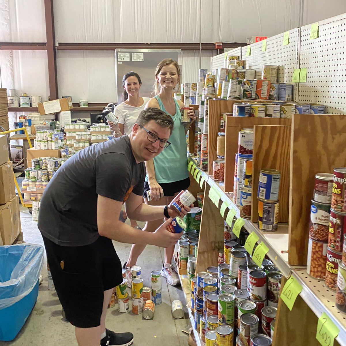 langford_stacey's tweet photo. Feels good to spend the afternoon giving back alongside our @TNBankers #TNYoungBankers board helping sort food at Portland Cares to prepare for a busy season of giving @c_latham94 https://t.co/retbzMUO5U
