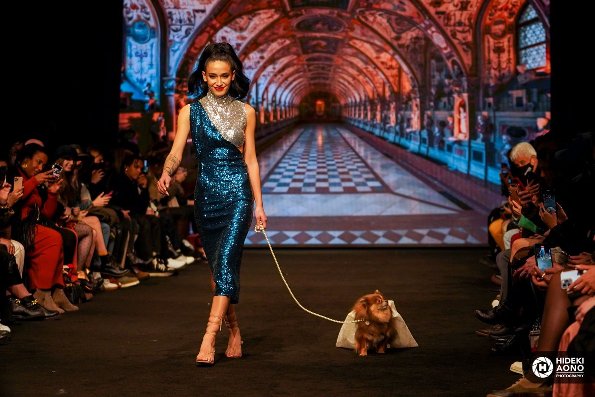 AnthonyRubio01's tweet photo. #FashionWeek
#NYFW
Anthony Rubio
Women's Wear & Canine Couture
New York Fashion Week
Runway
Ziegfeld Ballroom
Photo by Hideki Aono
#NYFW2022 #DesignerNYC #ModelNYC #DogFashion #DogModel #FashionWeek2022 #WeeklyFluff #CFDA #Runway360 https://t.co/2K5RmkjINL