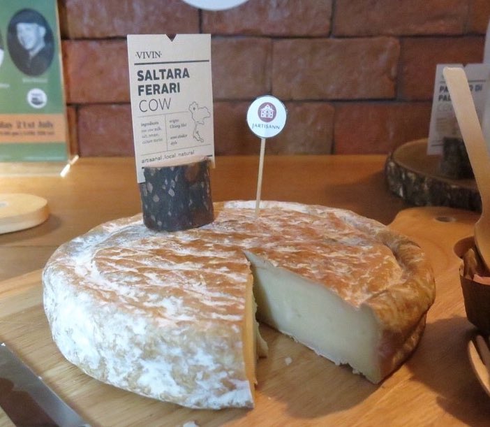 commecestbon's tweet photo. Delicious #ThaiCheese from Jarutat “Jart” Snidwongse Na Ayuthaya of #Jartisann at #VIVINGroceryBistro

#cheese #SaltaraFerari #ForestTail #SaltaraThera #RicottaAllaFrutta #commecestbon #dinewinestyle #กอมเซต์บง #กินดื่มเที่ยว #foodies #สายกิน #JarutatSnidwongseNaAyuthaya https://t.co/Ri3530inD1