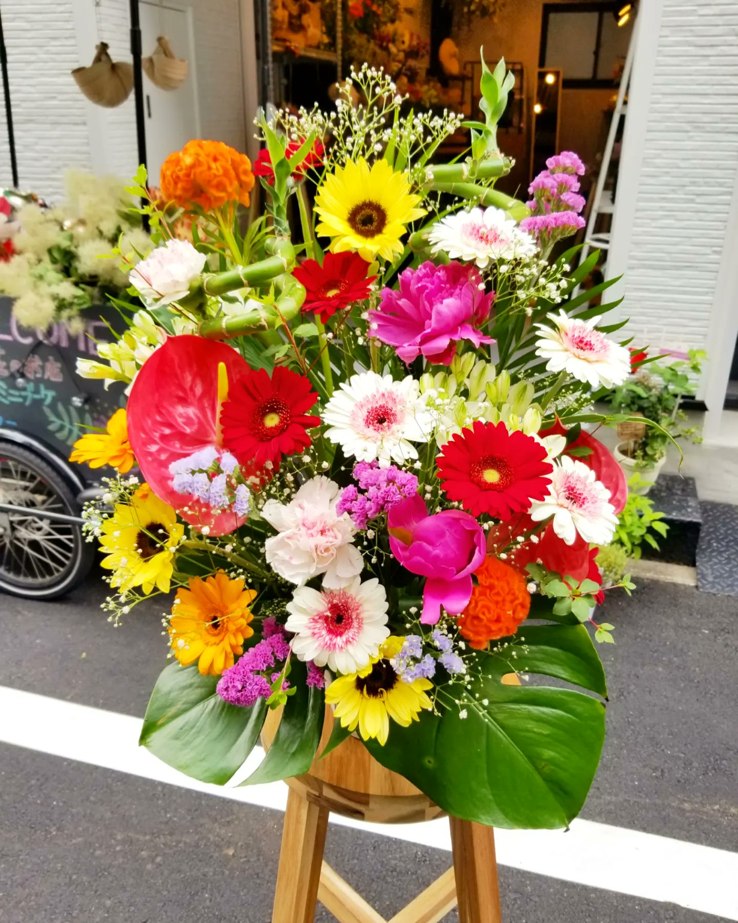 猫と花のお店 猫歌花香 銀座 おはようございます 本日はお休みをいただいております たくさんのガーベラ とヒマワリ で元気をお届け 花のある生活 Tlを花でいっぱいにしよう 銀座 東銀座 築地 新富町 歌舞伎座 築地本願寺 花屋 猫
