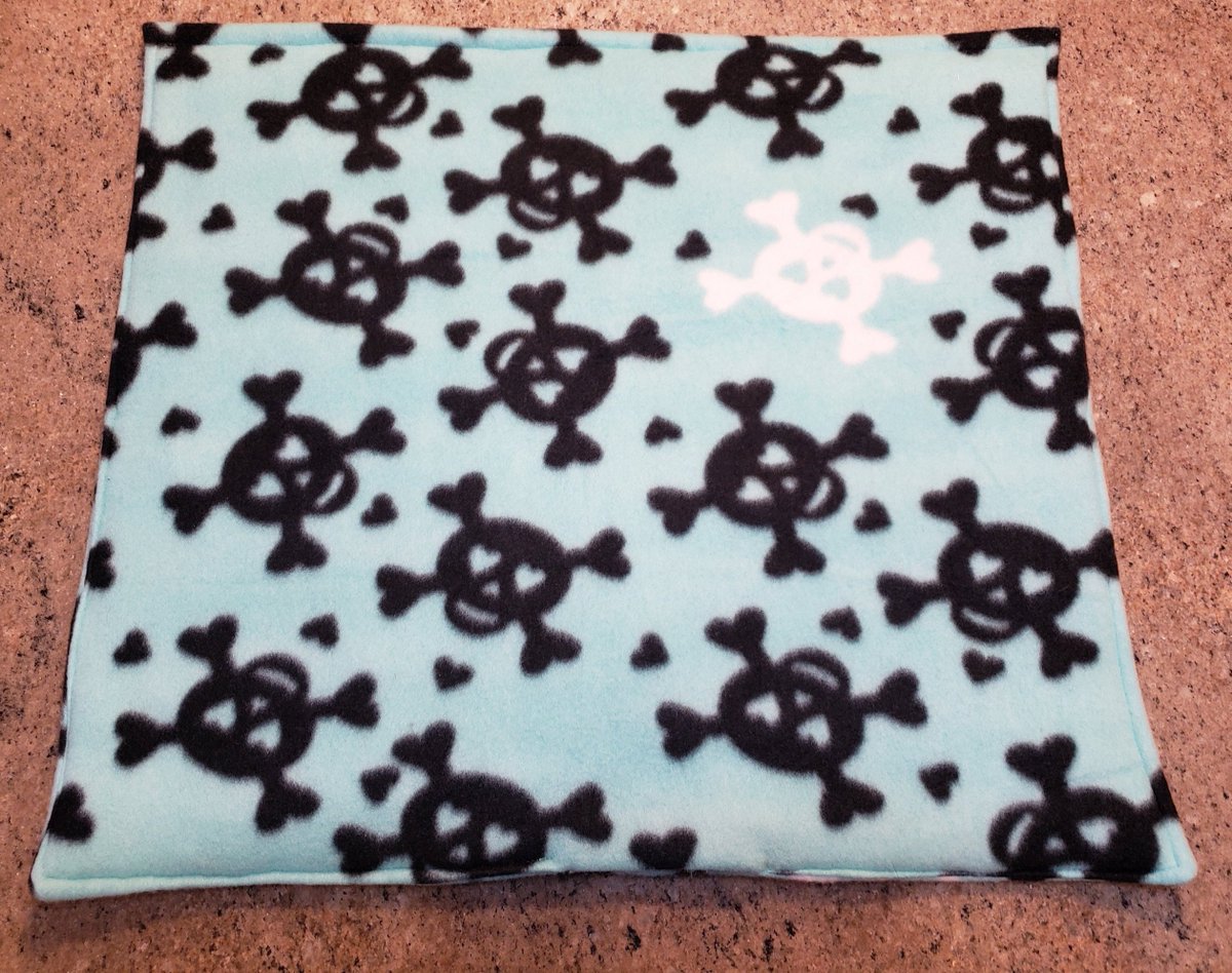 quilts_more's tweet photo. Skull and Crossbones Fleece Cat Mat, Catnip Toy, Washable, Black, White Skulls, Hearts, Teal, Kitten, Feline, Cat, Kitty Blanket Cat Carrier https://t.co/8gIjeFjkGl #ImagineQuiltsAndMore #Etsy #KittyBlanket https://t.co/5mvc9y4qob