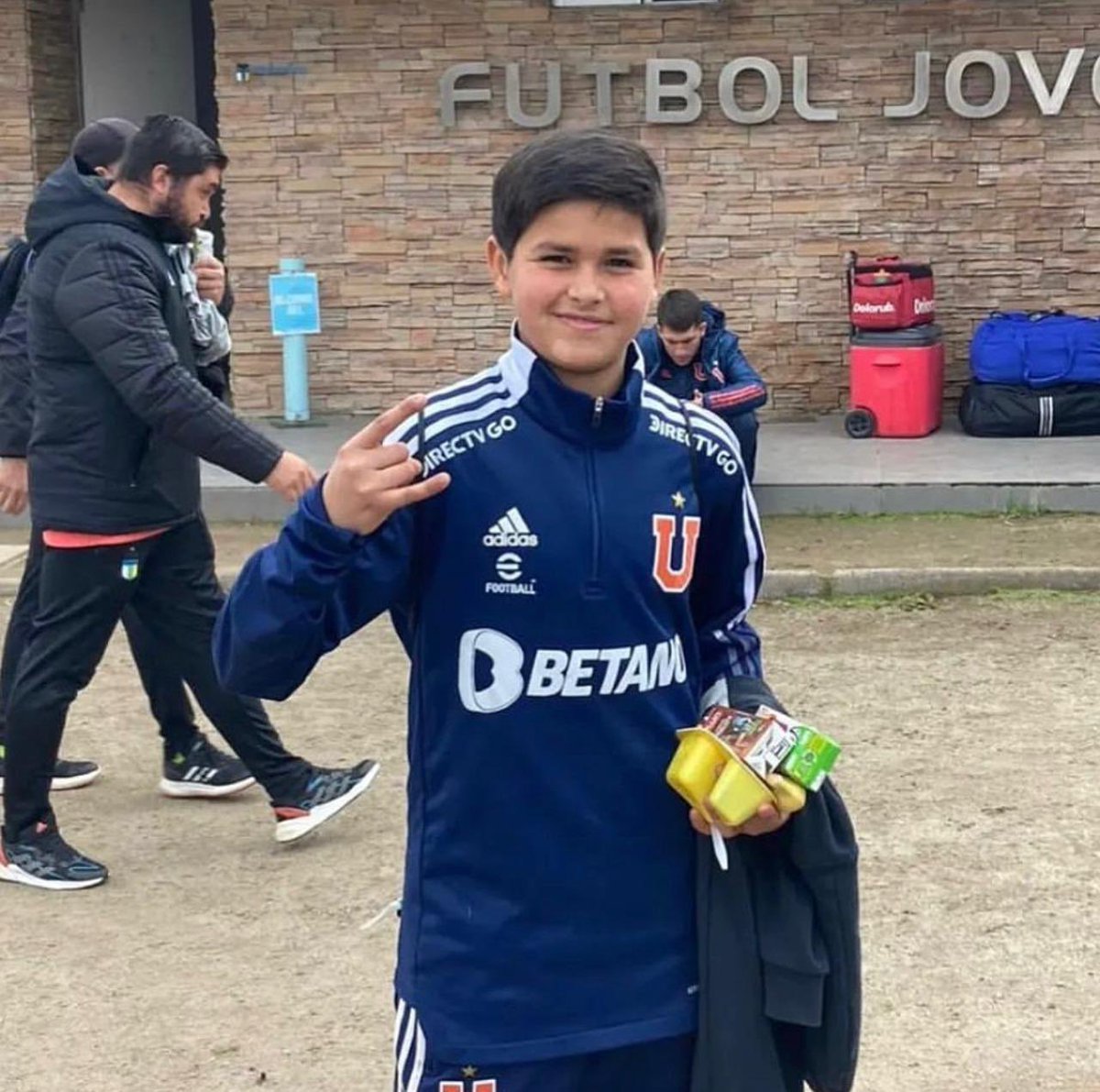 matilore14's tweet photo. Dios quiera que pueda salir de esta crack... buenos deseos y fuerzas para Aníbal Ortiz, portero de la categoría sub-12 de @udechile que sufrió un accidente junto a su familia. Mucha fuerza Aníbal, todo el mundo del fútbol y el deporte está contigo.

🙏 https://t.co/dHDfDqlDFd