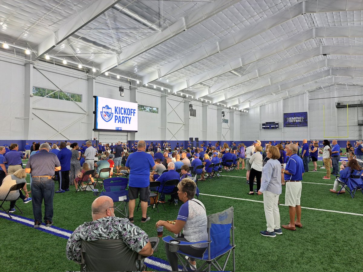 adamgwalker1's tweet photo. Memphis Football is near! @HighlandHundred Kick-Off Party.
#GoTigersGo https://t.co/O2NDtdMDPq