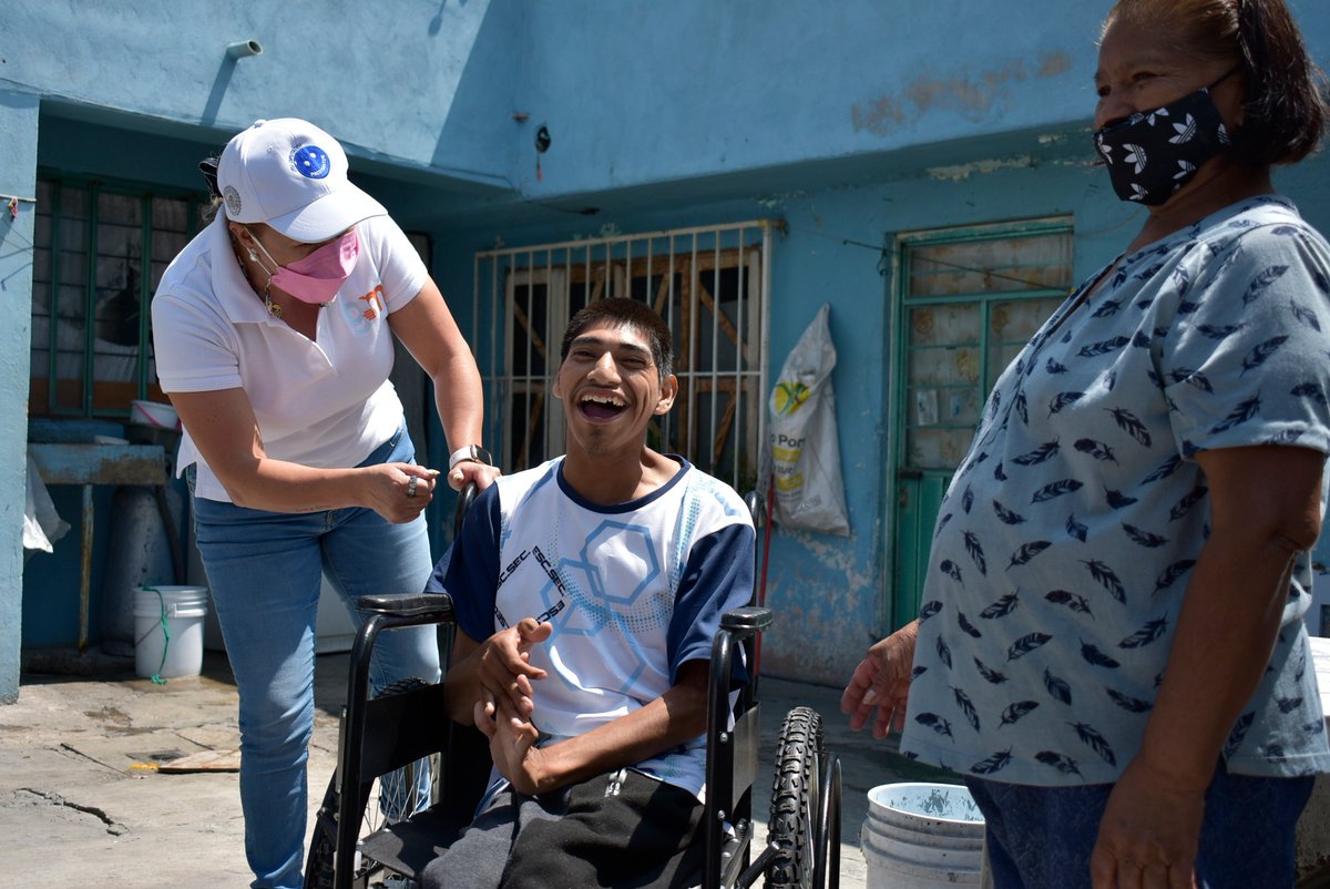 soypacosantos's tweet photo. Feliz de compartirles las sonrisas que provocamos gracias al #EquipoPacoSantosyGumen que durante el día entregaron sillas de ruedas, bastones de color y de debilidad visual a hombres y mujeres de los municipios de Cuautitlán #Izcalli, #Tlalnepantla y #Tultitlán. https://t.co/PQiGhuXfLN