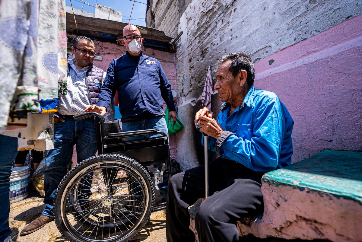 soypacosantos's tweet photo. Feliz de compartirles las sonrisas que provocamos gracias al #EquipoPacoSantosyGumen que durante el día entregaron sillas de ruedas, bastones de color y de debilidad visual a hombres y mujeres de los municipios de Cuautitlán #Izcalli, #Tlalnepantla y #Tultitlán. https://t.co/PQiGhuXfLN