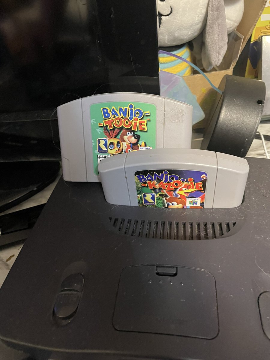 IamNerdKelsey's tweet photo. DID I SAY THAT I FINALLY GOT A ANOTHER COPY OF BANJO TOOIE?!?!!! BIG NEWS GUYS! MY COLLECTION IS INCREASING https://t.co/xEOqOrD2Lp