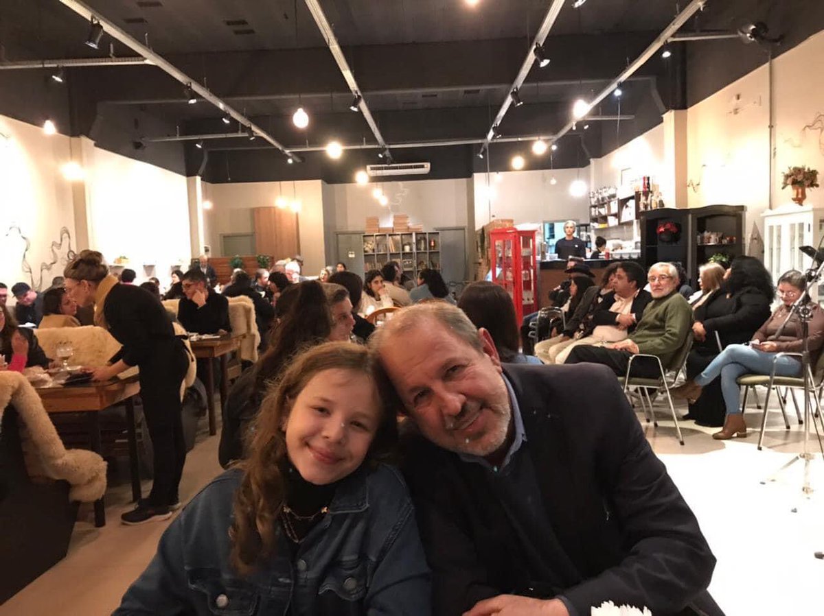 josestedile's tweet photo. 📚 PROGRAMA FAMILIAR

Lançamento do Livro Poemas da Vida, com obras de 25 autores, na noite desta segunda-feira (01/08), na nossa Cachoeirinha.

Acompanhado pela esposa e pela filhota caçula — duas leitoras vorazes. Excelente momento cultural, familiar e social. https://t.co/BXgHwXlMaQ