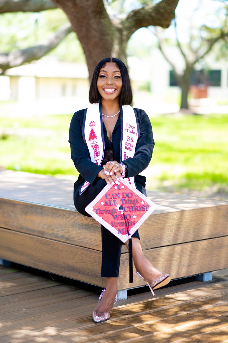 _al3xisss's tweet photo. “I can do all things through Christ who strengthens me” 

Just five days until I’m a college graduate! This has been a true journey and I’m excited to see what the next chapter holds! 🥂’s to new beginnings! ❤️
#fiveowt✌🏽
•
•
Lamar University 
Aug 6th, 2022 @ 10:00 am
B.S.W 🎓 https://t.co/Np5adomXPf