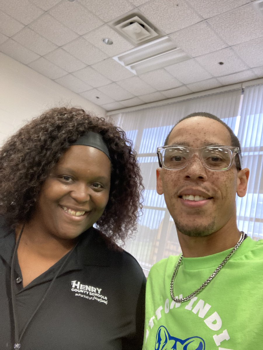 Plummer_HCS's tweet photo. Had to end the day at @CIE_HCS! @EDurden6 and @GwynethGwyfran made sure every family left ready and excited for the #Best1stDayEver & of course I ran into my ASPIRE co-hort member @cjs2007 #DaringToLead! https://t.co/TGE0Tex47Y