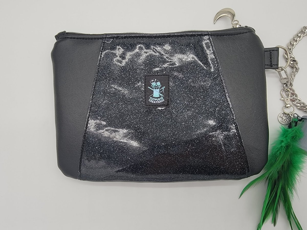 cutpursecreatio's tweet photo. Finished up an awards show bag for the one and only @catvalente !
Hope you win!
Read, The Past Is Red! That is what this bag is based on. https://t.co/S2gx7I3gC4
