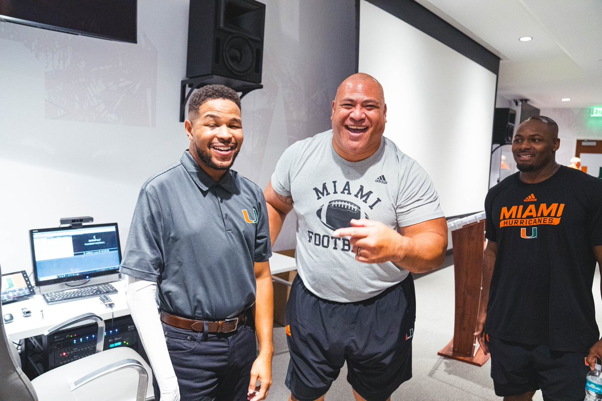 CoachJsalavea's tweet photo. Be intentional & set the tone for how you want your Life to be each dayโผ๏ธ
Always a Blessing to be in the presence of this Uso (Bro) @inkyjohnson ๐๐พ
#HeSpeaksTruth
#Sincere
#BuilderOfMen https://t.co/IK2qPLixKX