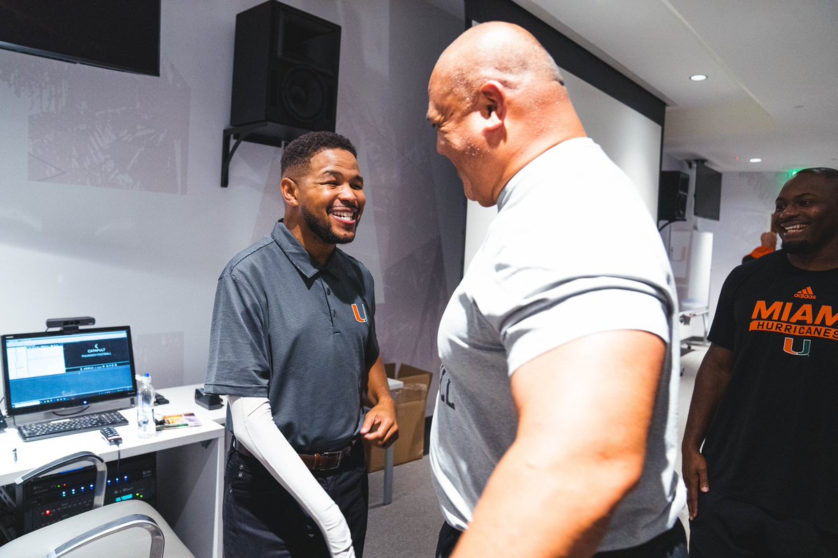 CoachJsalavea's tweet photo. Be intentional & set the tone for how you want your Life to be each dayโผ๏ธ
Always a Blessing to be in the presence of this Uso (Bro) @inkyjohnson ๐๐พ
#HeSpeaksTruth
#Sincere
#BuilderOfMen https://t.co/IK2qPLixKX