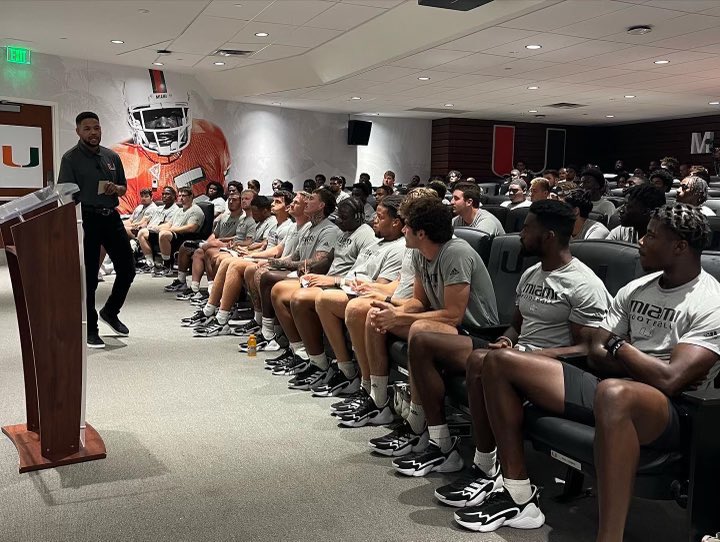 CoachJsalavea's tweet photo. Be intentional & set the tone for how you want your Life to be each dayโผ๏ธ
Always a Blessing to be in the presence of this Uso (Bro) @inkyjohnson ๐๐พ
#HeSpeaksTruth
#Sincere
#BuilderOfMen https://t.co/IK2qPLixKX