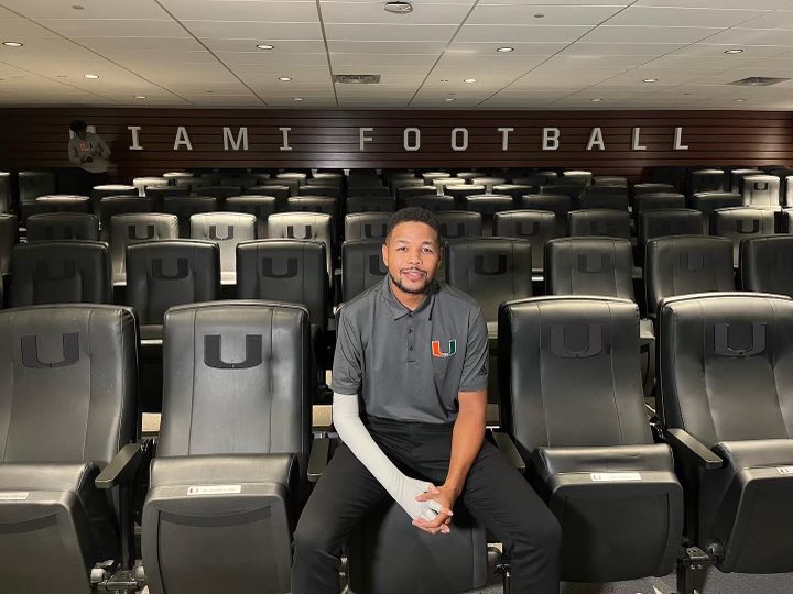 CoachJsalavea's tweet photo. Be intentional & set the tone for how you want your Life to be each dayโผ๏ธ
Always a Blessing to be in the presence of this Uso (Bro) @inkyjohnson ๐๐พ
#HeSpeaksTruth
#Sincere
#BuilderOfMen https://t.co/IK2qPLixKX