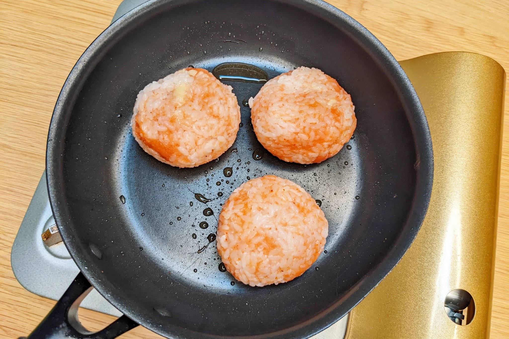 お昼ご飯にぴったり！見れば真似したくなる『本気の明太チーズ焼きおにぎり』
