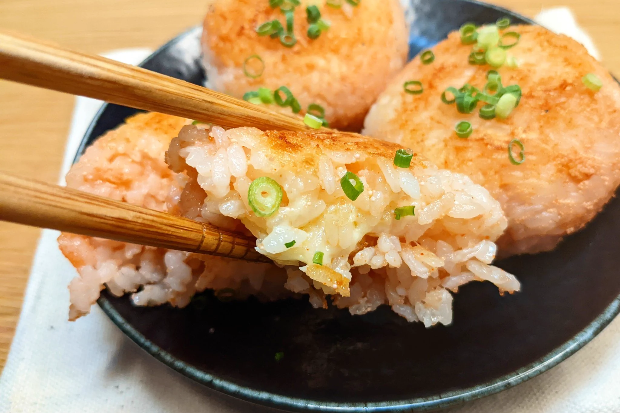 お昼ご飯にぴったり！見れば真似したくなる『本気の明太チーズ焼きおにぎり』