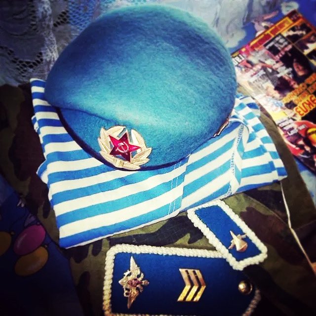 А теперь нашлась нам в небе работа —
Синевою наполнять парашюты…
С праздником, пацаны!!!