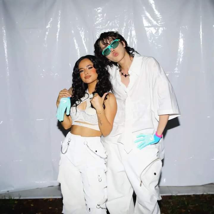 GiGi_Min0309's tweet photo. #HOBI PUBLICÓ FOTOS CON BECKY G, CON SUS BAILARINES Y SUS AMIGOS, AMO LO TAN FELIZ QUE SE VE, TE AMAMOS MUCHO HOBI.💜✨
#HOBIPALOOZA #JackInTheBox #JHOPE #Lollapaloozajhope
#HopeInTheStage #ARMY #JIMIN #BurnTheStageDown #HOSEOK #jhopeAtLollapalooza @BTS_twt https://t.co/01m04t4Jnu
