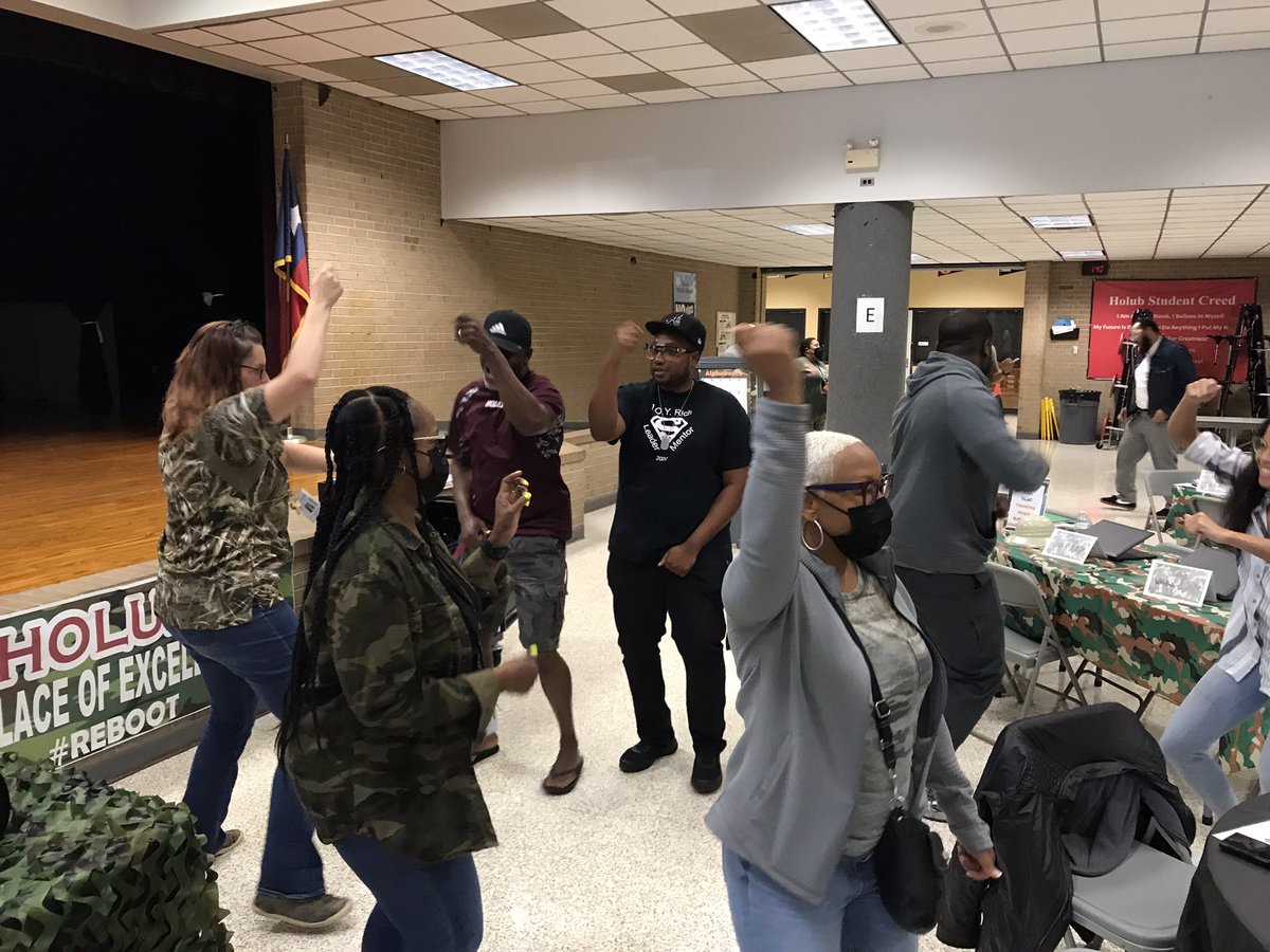 HolubMiddle's tweet photo. Welcome back Holub staff!!! We hope our staff enjoyed breakfast and the immersion into our Best Practices!
#HolubProud #StrongStart #BestPractices #Bootcamp #AliefProud #AlphaBoxes https://t.co/btBHC7Y03e