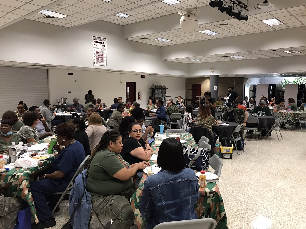 HolubMiddle's tweet photo. Welcome back Holub staff!!! We hope our staff enjoyed breakfast and the immersion into our Best Practices!
#HolubProud #StrongStart #BestPractices #Bootcamp #AliefProud #AlphaBoxes https://t.co/btBHC7Y03e